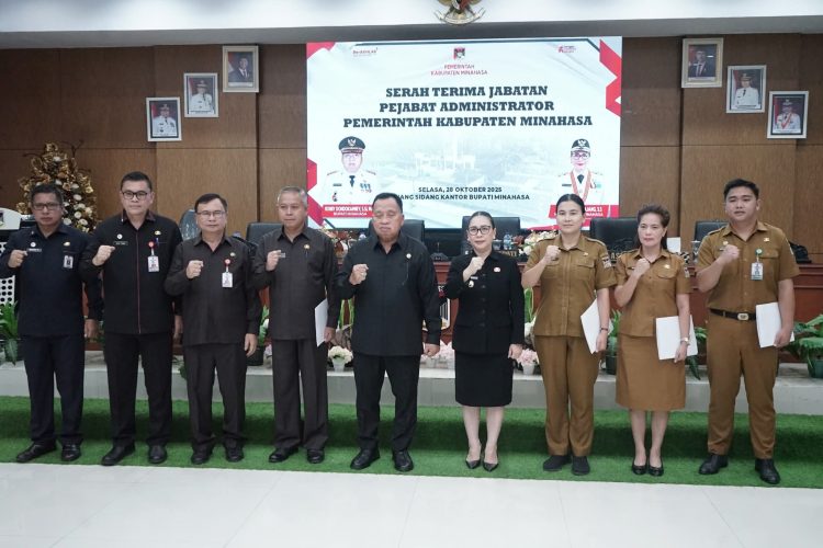Kegiatan serah terima jabatan (Sertijab pejabat admininistrator di lingkungan kabupaten minahasa