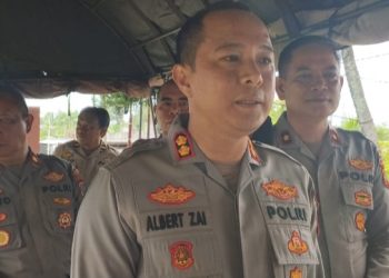 Humas Polres Bitung – Kapolres Bitung pastikan kesiapan Personel dan Perlengkapan Hadapi Potensi Bencana Alam  BITUNG — Mengantisipasi meningkatnya potensi bencana alam akibat perubahan cuaca ekstrem di musim hujan, Kepolisian Resor (Polres) Bitung menegaskan kesiapan penuh dalam menghadapi kemungkinan terjadinya banjir, tanah longsor, dan bencana lainnya.  Kegiatan pengecekan kesiapan dilakukan langsung oleh Kapolres Bitung AKBP Albert Zai, S.I.K., M.H., didampigi Waka Polres Bitung dan Kasat Sabhara bertempat di Lapangan Upacara Polres Bitung, Kamis (30/10/2025).  Kapolres Bitung AKBP Albert Zai menyampaikan bahwa langkah ini merupakan tindak lanjut dari arahan Mabes Polri untuk menyamakan pola tindak dan pola gerak seluruh jajaran kepolisian dalam menghadapi situasi bencana.  “Kami sudah melaksanakan zoom meeting dengan Mabes Polri untuk menyamakan pola tindak dan pola gerak seluruh jajaran, termasuk Polres Bitung, dalam rangka mengantisipasi bencana alam yang mungkin terjadi di Indonesia,” ujar Kapolres Bitung.  Menurutnya, sejumlah daerah di Indonesia saat ini telah terdampak banjir dan tanah longsor akibat intensitas hujan yang tinggi. Untuk itu, Polres Bitung melakukan langkah mitigasi dengan memastikan kesiapan personel serta seluruh sarana dan prasarana pendukung.  “Kami memastikan seluruh perlengkapan, baik yang berasal dari Mabes Polri maupun milik Polres Bitung sendiri, dalam kondisi siap digunakan. Mulai dari tenda, genset, perahu karet, hingga mesin pemotong kayu, semua kami pastikan siap operasional,” jelas AKBP Albert Zai.  Lebih lanjut, Kapolres menegaskan bahwa kesiapsiagaan ini tidak hanya sebatas pelaksanaan tugas kelembagaan, melainkan juga bentuk nyata pengabdian Polri kepada masyarakat.  “Ketika bencana terjadi, kami ingin memastikan personel Polres Bitung siap turun ke lapangan dengan perlengkapan yang memadai. Harapannya, kehadiran kami dapat membantu masyarakat secara cepat, tepat, dan efektif,” tegasnya.  Selain memastikan kesiapan internal, Polres Bitung juga mengimbau masyarakat agar tetap waspada terhadap potensi cuaca ekstrem dan segera berkoordinasi dengan aparat terdekat apabila terjadi situasi darurat di lingkungan masing-masing.  “Sinergi antara masyarakat dan aparat menjadi kunci dalam penanganan bencana. Kami berharap masyarakat ikut berperan aktif dengan tetap siaga dan menjaga lingkungan sekitar,” pungkas Kapolres Bitung.  Langkah proaktif Polres Bitung ini menjadi bagian dari komitmen Polri dalam menjaga keselamatan dan keamanan masyarakat di tengah dinamika cuaca ekstrem yang berpotensi menimbulkan bencana di berbagai wilayah Indonesia.