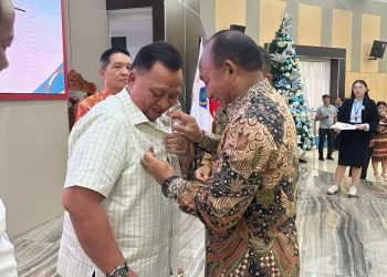 Bupati Minahasa Robby Dondokambey Terima Penghargaan dan Lencana Bela Negara dari Kementerian Pertahanan RI