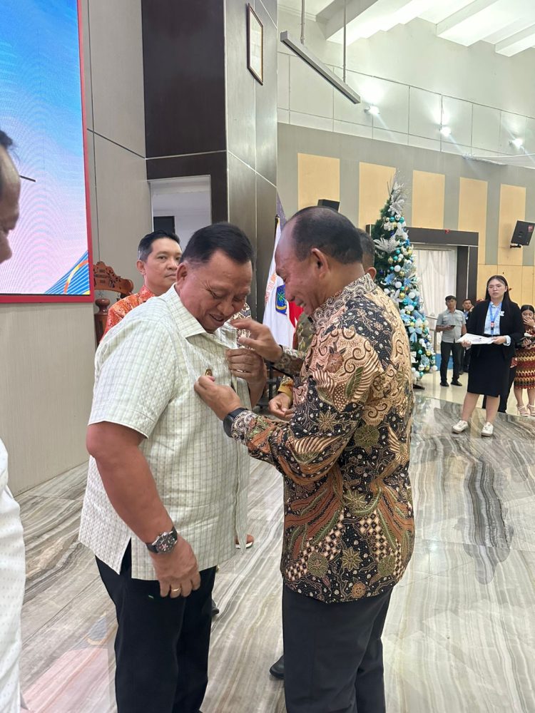 Bupati Minahasa Robby Dondokambey Terima Penghargaan dan Lencana Bela Negara dari Kementerian Pertahanan RI