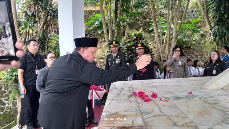 Bupati Minahasa Robby Dondokambey S.Si., M.A.P., mengikuti upacara peringatan Hari Pahlawan 10 November 2025 di Lapangan DR. Sam Ratulangi
