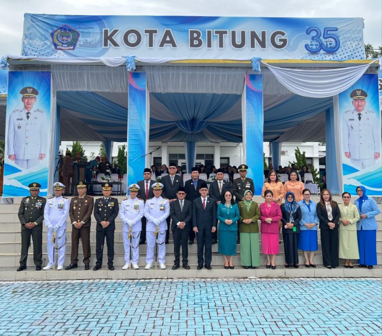 Kapolres Bitung Ikuti Upacara dan Tabur Bunga Peringatan Hari Pahlawan ke-80 Tahun 2025