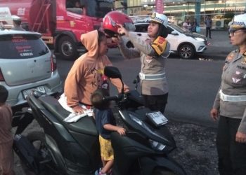 Hari Pertama Operasi Zebra, Sat Lantas Polres Bitung Tunjukkan Wajah Humanis: Pengendara Pelanggar Diberi Helm Secara Simpatik