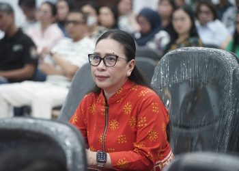 Ikuti Kuliah Tamu Magister Administrasi Negara UNIMA, Wabup Vasung Serahkan Buku Karya S.H. Sarundajang