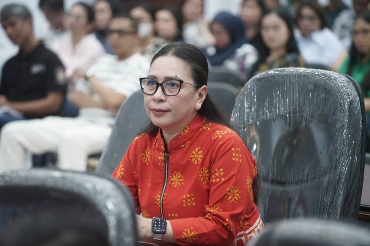 Ikuti Kuliah Tamu Magister Administrasi Negara UNIMA, Wabup Vasung Serahkan Buku Karya S.H. Sarundajang